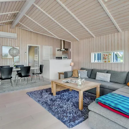 בית נופש Gorgeous In Ejstrupholm With Sauna *